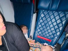 Mãe furiosa critica a Delta Airways depois que ela não comprou assento para seu bebê no voo completo e ficou sentada no CHÃO do avião
