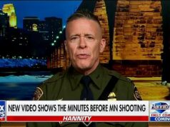 O comandante da patrulha de fronteira, Greg Bovino, tira o chapéu ao oficial do ICE que atirou fatalmente em Renee Good