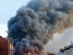 Os bombeiros correm para um ‘grande incidente tóxico’ na fábrica de Wolverhampton enquanto ‘explosões’ são ouvidas e a fumaça é visível por quilômetros
