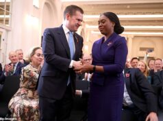 Kemi Badenoch SACKS Robert Jenrick por ‘evidências irrefutáveis de que ele estava planejando desertar’