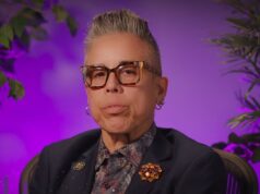 Juíza lésbica de cabelos espetados, dona de uma arma de arco-íris, criticou o comentário ultrajante feito no tribunal à ré