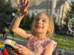 Becky Fast, da CNBC, detalha a jornada da filha com doenças raras