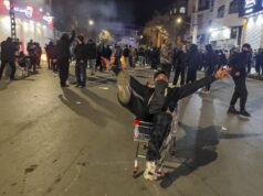 O Irã fecha brevemente o espaço aéreo à medida que as tensões nos EUA aumentam, os voos são redirecionados para toda a região