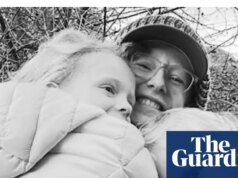 Policial presta homenagem à esposa e aos dois filhos mortos no incêndio em Gloucestershire