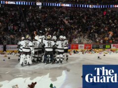 Fãs de hóquei jogam milhares de ursinhos de pelúcia no gelo para caridade – vídeo