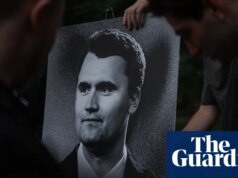 Universidade do Tennessee reintegra professor demitido por postagem criticando Charlie Kirk