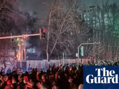 Manifestantes iranianos falam da resposta brutal da polícia enquanto o regime ataca