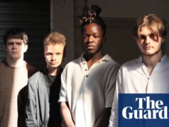 Matt Kwasniewski-Kelvin, guitarrista da banda de rock Black Midi, morre aos 26 anos