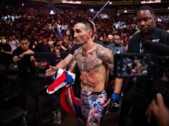 Max Holloway-Charles Oliveira luta pelo título e será a atração principal do UFC 326