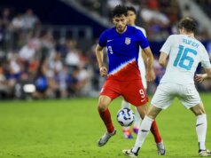 Atacante norte-americano Ricardo Pepi quebra braço no campeonato holandês