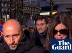 A porta de serviço do bar Crans-Montana, onde 40 morreram no incêndio, foi trancada por dentro, diz o proprietário