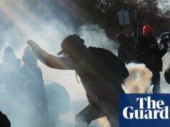 Agentes dos EUA usam gás lacrimogêneo contra manifestantes de Minneapolis enquanto os apelos anti-ICE se intensificam