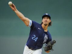 Montanhas Rochosas contratam o veterano RHP Michael Lorenzen