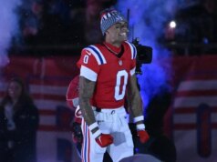 Patriots CB Christian Gonzalez em protocolo de concussão