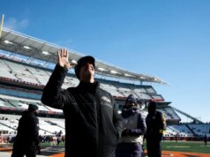 Alinhe formulários com várias equipes ansiosas para entrevistar John Harbaugh