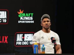 Anthony Joshua presta homenagem a amigos que morreram em acidente