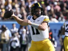 Iowa QB Mark Gronowski sai vencedor contra Vanderbilt no ReliaQuest Bowl