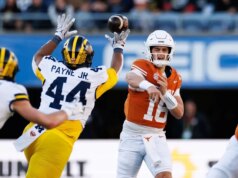 Arch Manning (4 TDs), No. 13 Texas bate a porta no No.