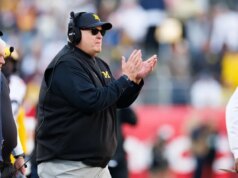 O técnico interino Biff Poggi não voltará ao Michigan