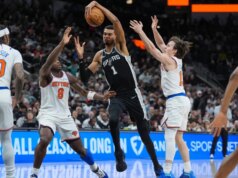 Victor Wembanyama, do Spurs, deixa o jogo devido a lesão na perna