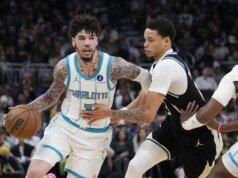 A enterrada tardia de Giannis Antetokounmpo leva Bucks à vitória sobre o Hornets