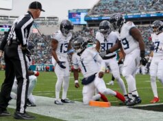 Titans QB Cam Ward fecha a temporada de estreia com lesão no ombro contra Jags