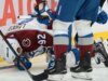 Avalanche F Gabriel Landeskog e D Devon Toews saem semanas