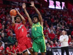 Tariq Francis (30 pontos) impulsiona Rutgers sobre Oregon no OT