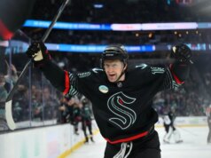 Os primeiros 2 gols de Berkly Catton levam Kraken a vencer os Bruins