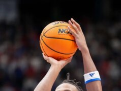 Darryn Peterson, nº 22 do Kansas mira contra West Virginia