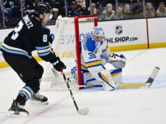 Nick Schmaltz soma 3 pontos e Mammoth consegue a terceira vitória consecutiva