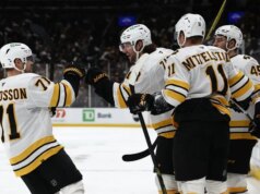 Bruins marca dois hat-tricks em 10-2 contra o Rangers