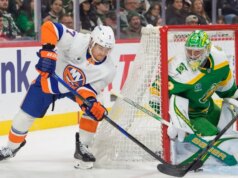 O segundo gol de Simon Holmstrom leva os Islanders à vitória sobre Wild no OT