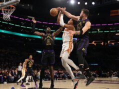 Lakers marca 81 pontos no primeiro tempo e derrota Hawks