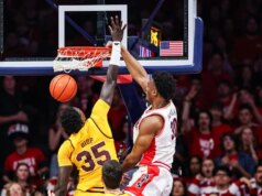 O 20-10 de Koa Peat ajuda o número 1 do Arizona a segurar o estado do Arizona