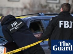 Agente do ICE atira fatalmente em mulher em meio a repressão à imigração em Minneapolis