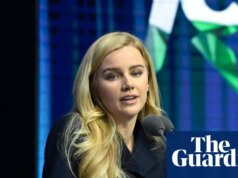 A influenciadora holandesa de extrema direita Eva Vlaardingerbroek diz que foi proibida de entrar no Reino Unido