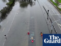 Marés altas e fortes chuvas inundam partes da área da baía da Califórnia