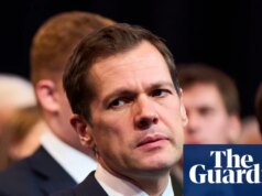 Kemi Badenoch demite Robert Jenrick por planos de ‘deserção’