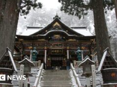 Mais de 100 abrigos durante a noite no santuário do Japão devido à forte neve