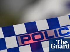 Jovem morto em aparente tiroteio perto da delegacia de polícia no inside de Melbourne
