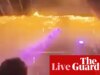 Incêndio em resort na Suíça ao vivo: primeira vítima nomeada, enquanto novo vídeo mostra tentativas de extinguir incêndio no teto do bar