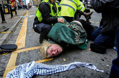 Polícia do Reino Unido admite usar evidências geradas por IA para banir torcedores de futebol israelenses