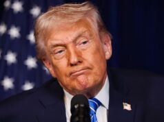 Trump atribui aspirina à mão machucada e nega ter adormecido