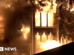 Assista: Igreja histórica de Amsterdã é engolida por um incêndio na véspera de Ano Novo