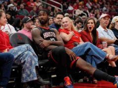 Mau funcionamento do relógio e do placar atrasa o jogo Rockets vs.