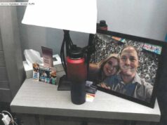 Os promotores dizem que Brendan Banfield se passou por sua esposa em um website de fetiche para atrair um homem para sua casa antes de atirar no homem e esfaquear sua esposa até a morte.