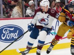 Landeskog do Avalanche sofre lesão na parte superior do corpo e precisa de ajuda para sair do gelo