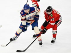 McDavid amplia sequência de pontos com Oilers vencendo Blackhawks