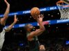 Jaylen Brown, do Celtics, fala pouco sobre arbitragem após derrota para o Spurs